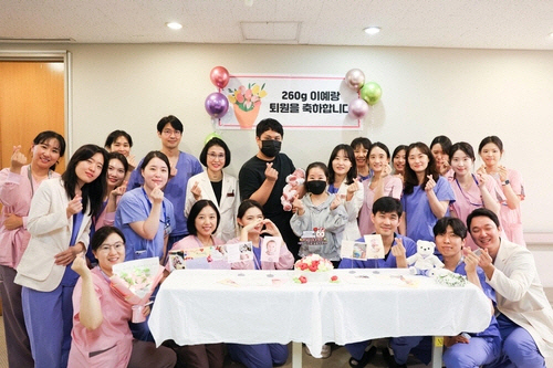 삼성서울병원은 12일 국내 최소 체중인 260 그램으로 태어난 예랑이가 건강한 모습으로 퇴원했다고 밝혔다. [삼성서울병원 제공]